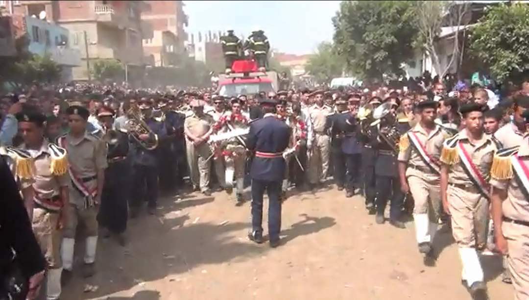  وزير الداخليه يتقدم جنازات ضابطي الكمين‎ (1)