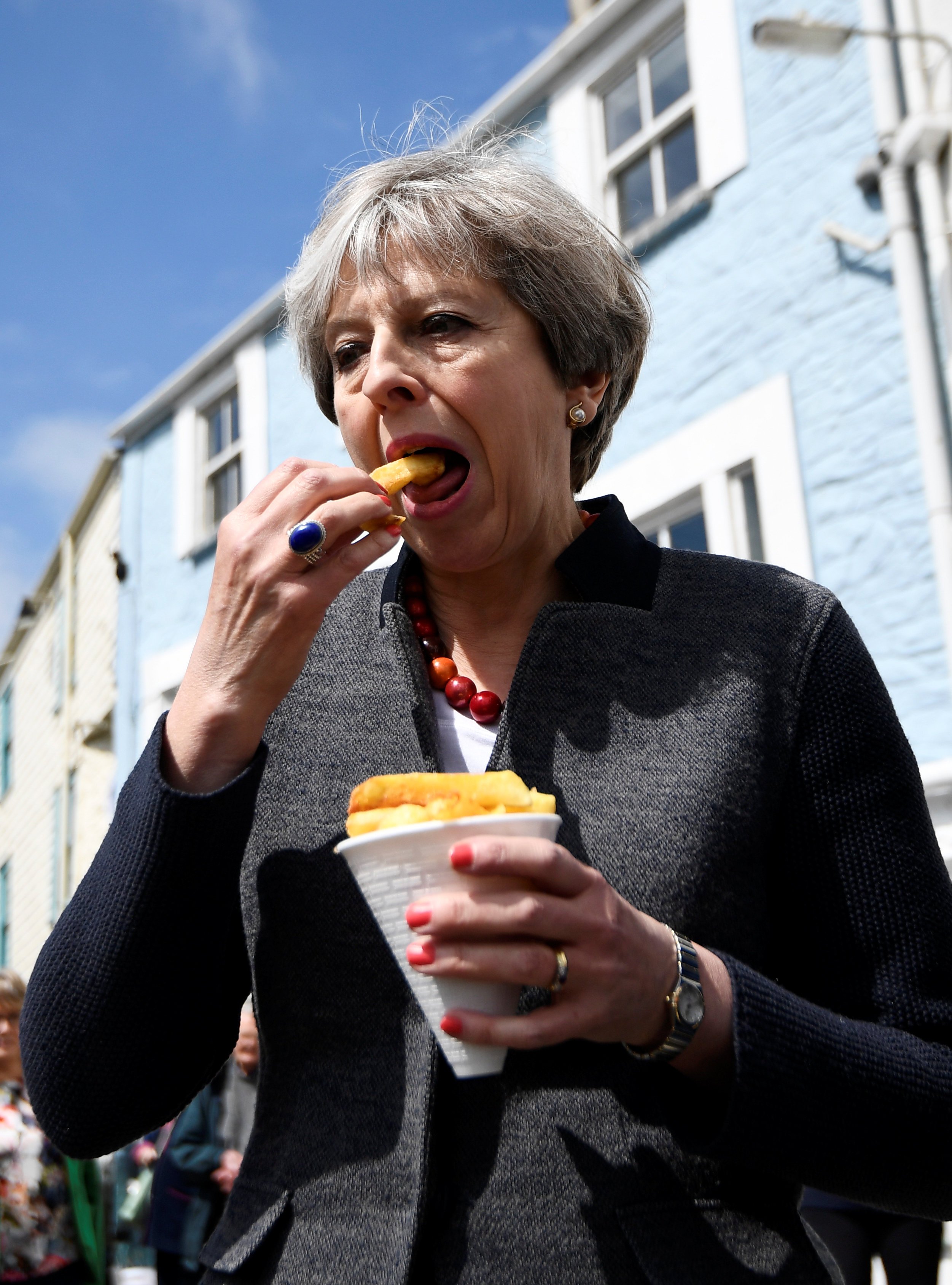1211160-رئيس-وزراء-بريطانيا-تتناول-الطعام