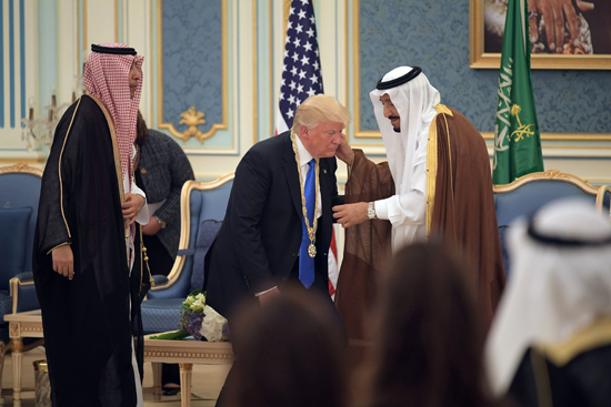 ترامب يرتدى قلادة الملك عبد العزيز