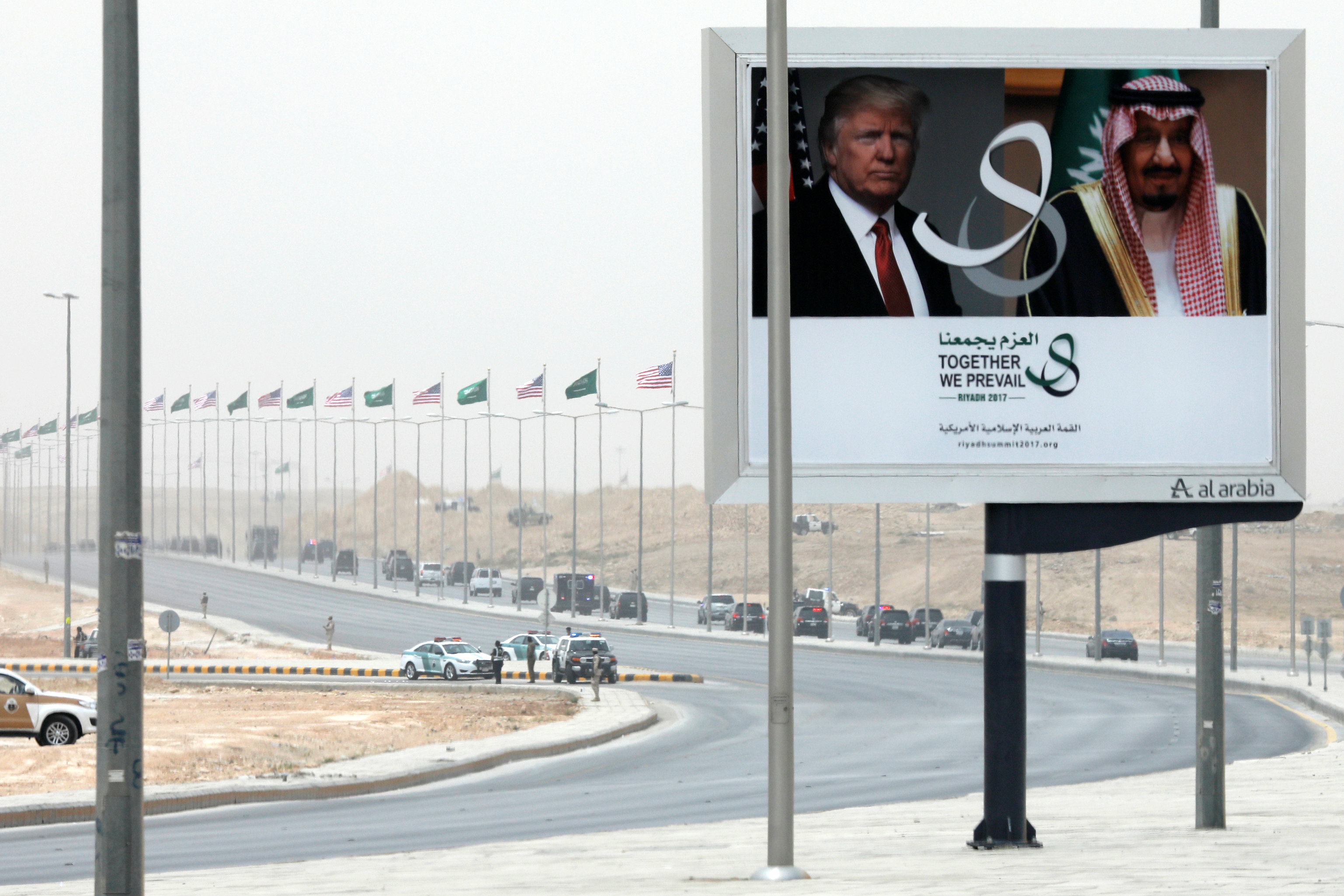 موكب الرئيس الأمريكى يغادر مطار السعودية
