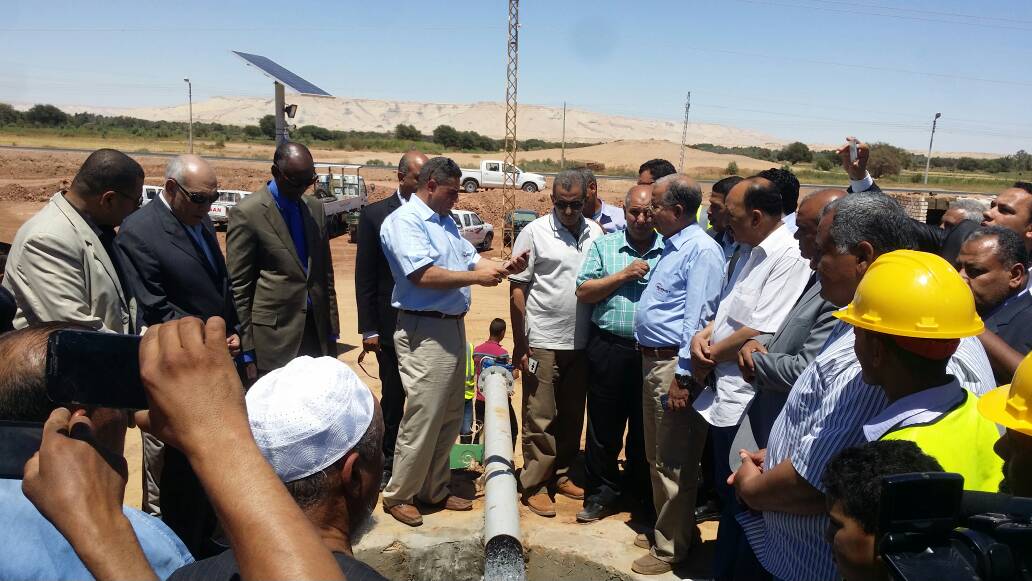 الوزير الصومالى ووفد وزارة الرى يفتتحون اول مرحلة لتشغيل 20 بئر بالطاقة الشمسية بالوادى الجديد (9)