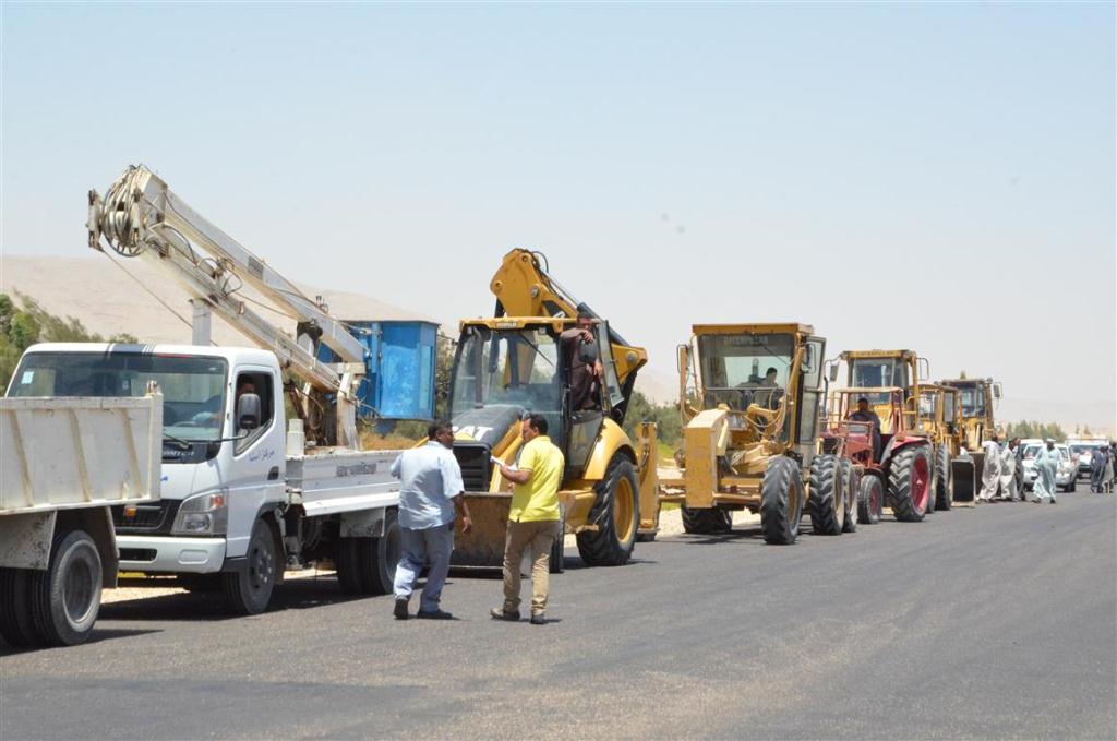 4- اجهزة المحافظة واللودرات تزيل التعديات بظهير اسنا الصحراوي