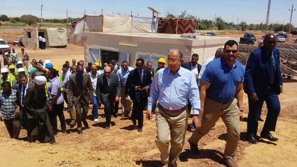 الوزير الصومالى ووفد وزارة الرى يفتتحون اول مرحلة لتشغيل 20 بئر بالطاقة الشمسية بالوادى الجديد (7)