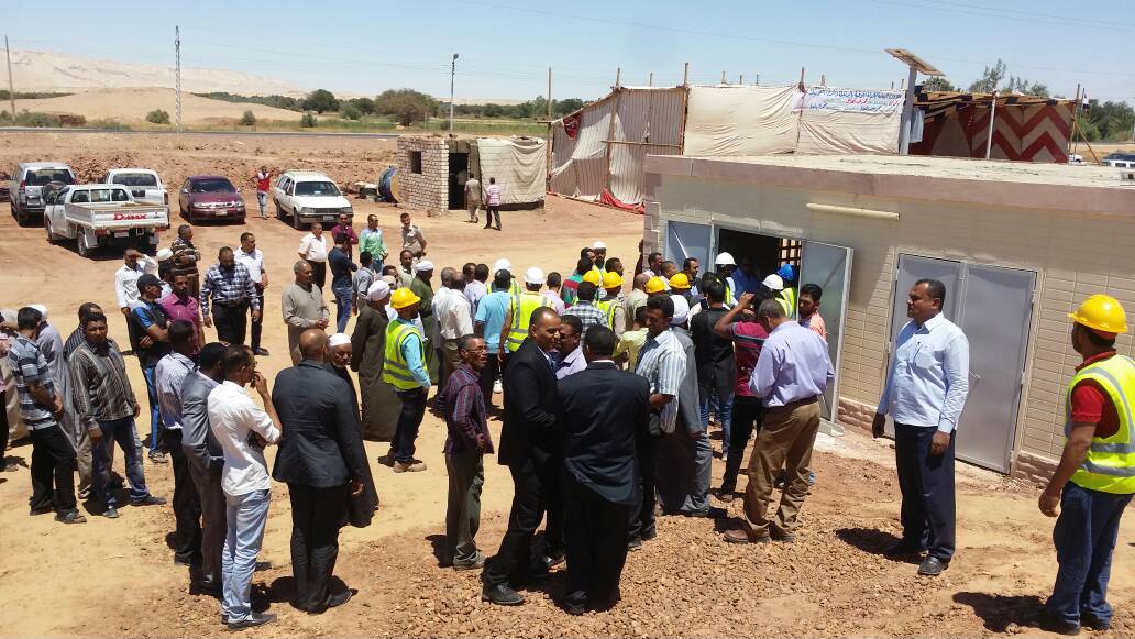 الوزير الصومالى ووفد وزارة الرى يفتتحون اول مرحلة لتشغيل 20 بئر بالطاقة الشمسية بالوادى الجديد (4)