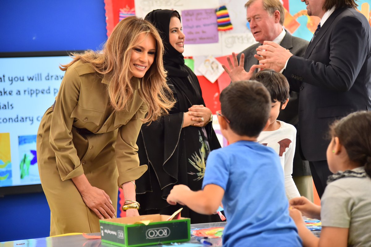ميلانا ترامب مع الأطفال في المدرسة الأمريكية في الرياض