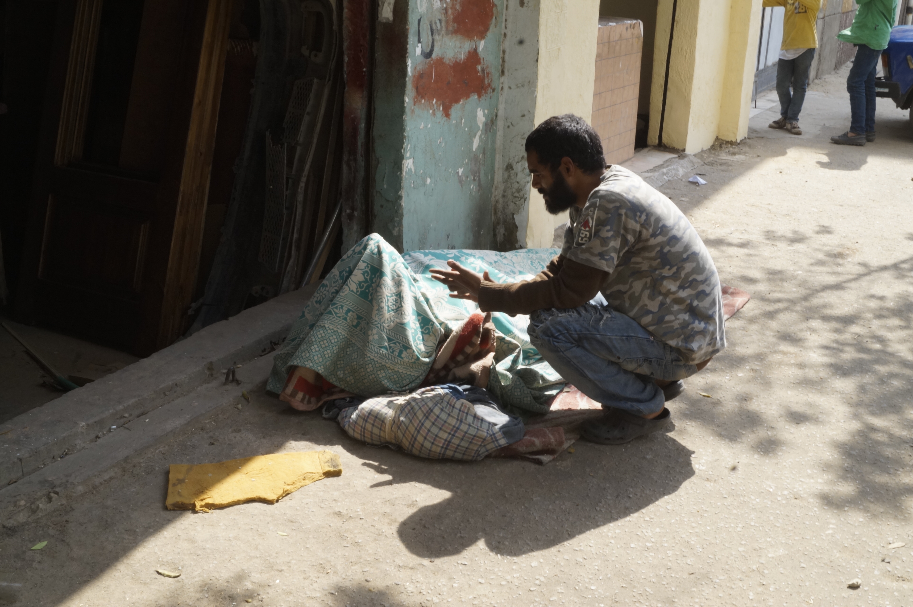 احد ايتام الدار ينام بالشارع