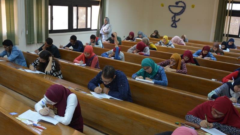 رئيس جامعة بورسعيد يتفقد الامتحانات (6)