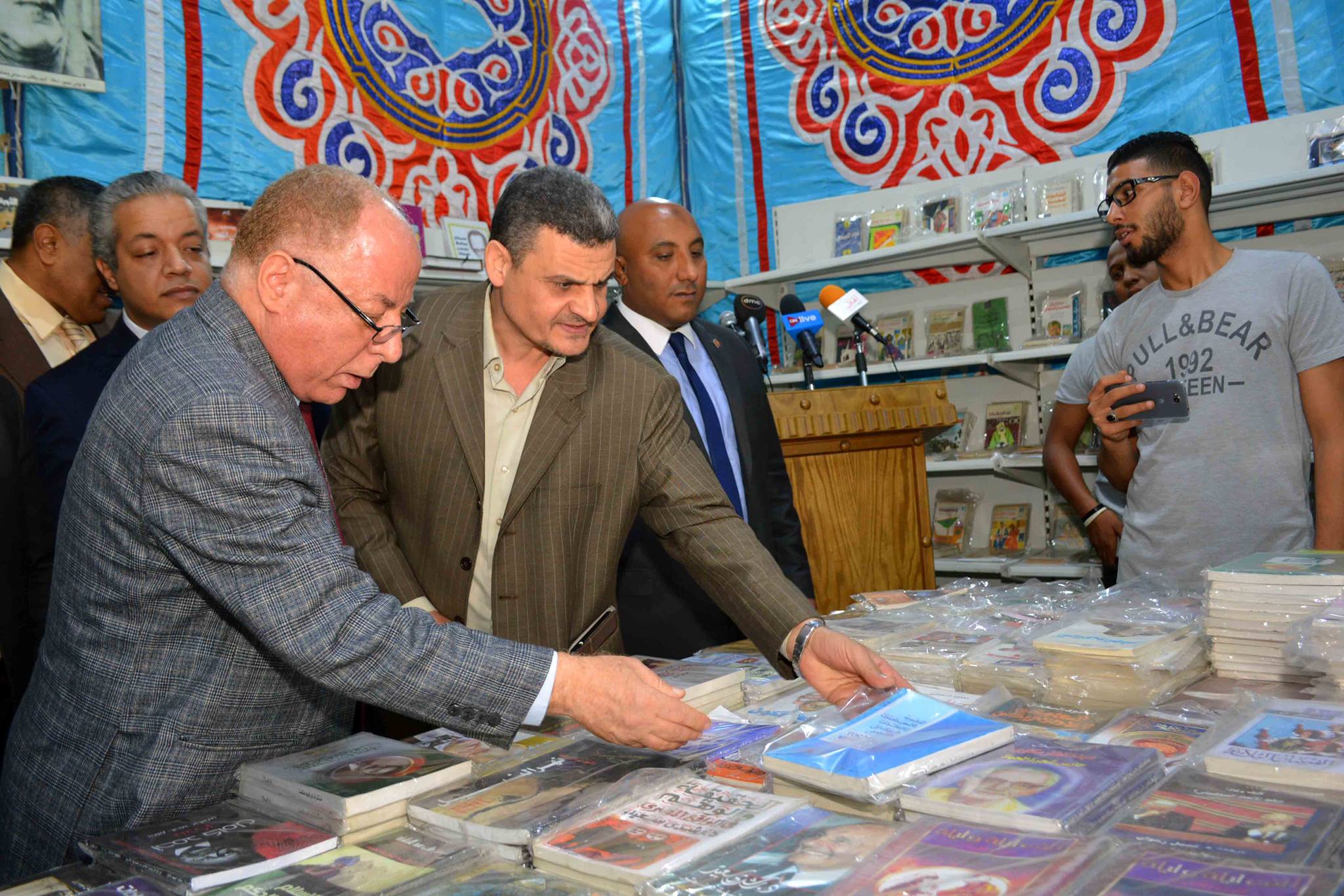 وزير الثقافة يفتتح سور دار الهلال للكتاب  (11)