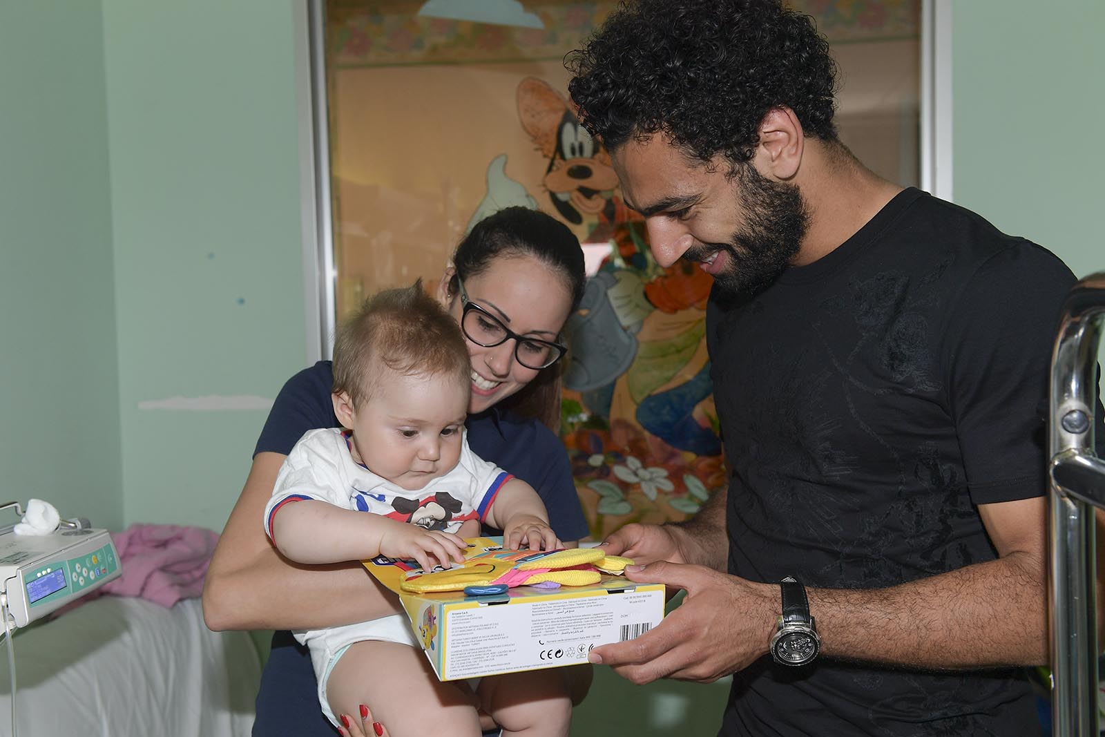 181230-محمد-صلاح-خلال-زيارته-لمستشفى-أطفال-(3)