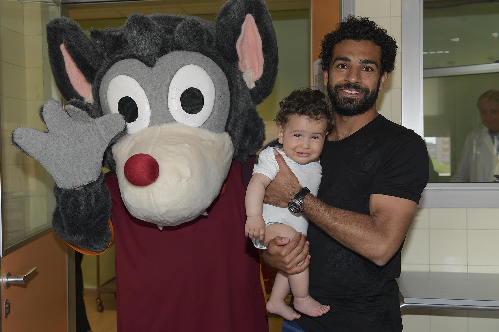 183909-محمد-صلاح-خلال-زيارته-لمستشفى-أطفال-(2)