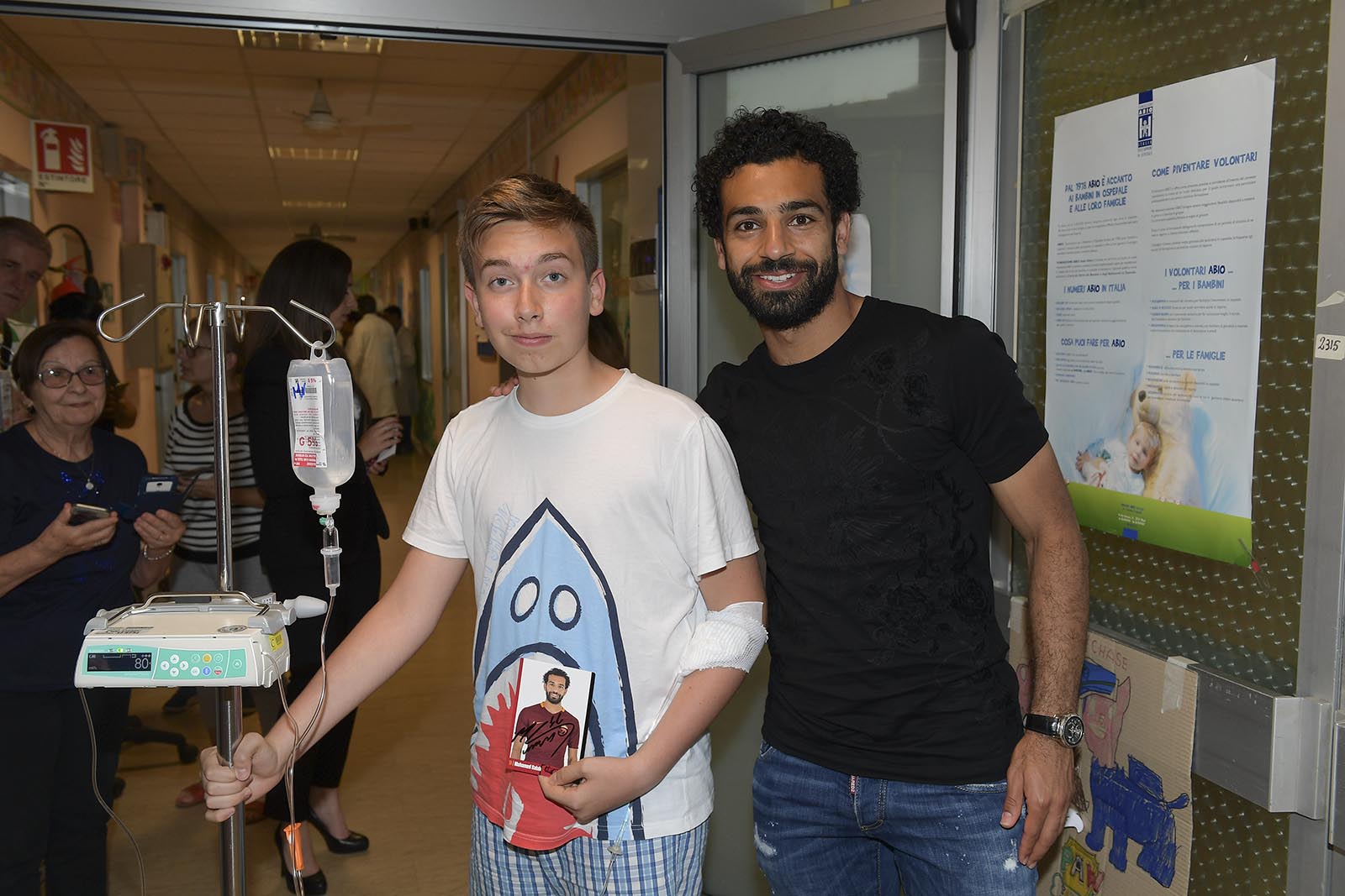 212230-محمد-صلاح-خلال-زيارته-لمستشفى-أطفال-(5)
