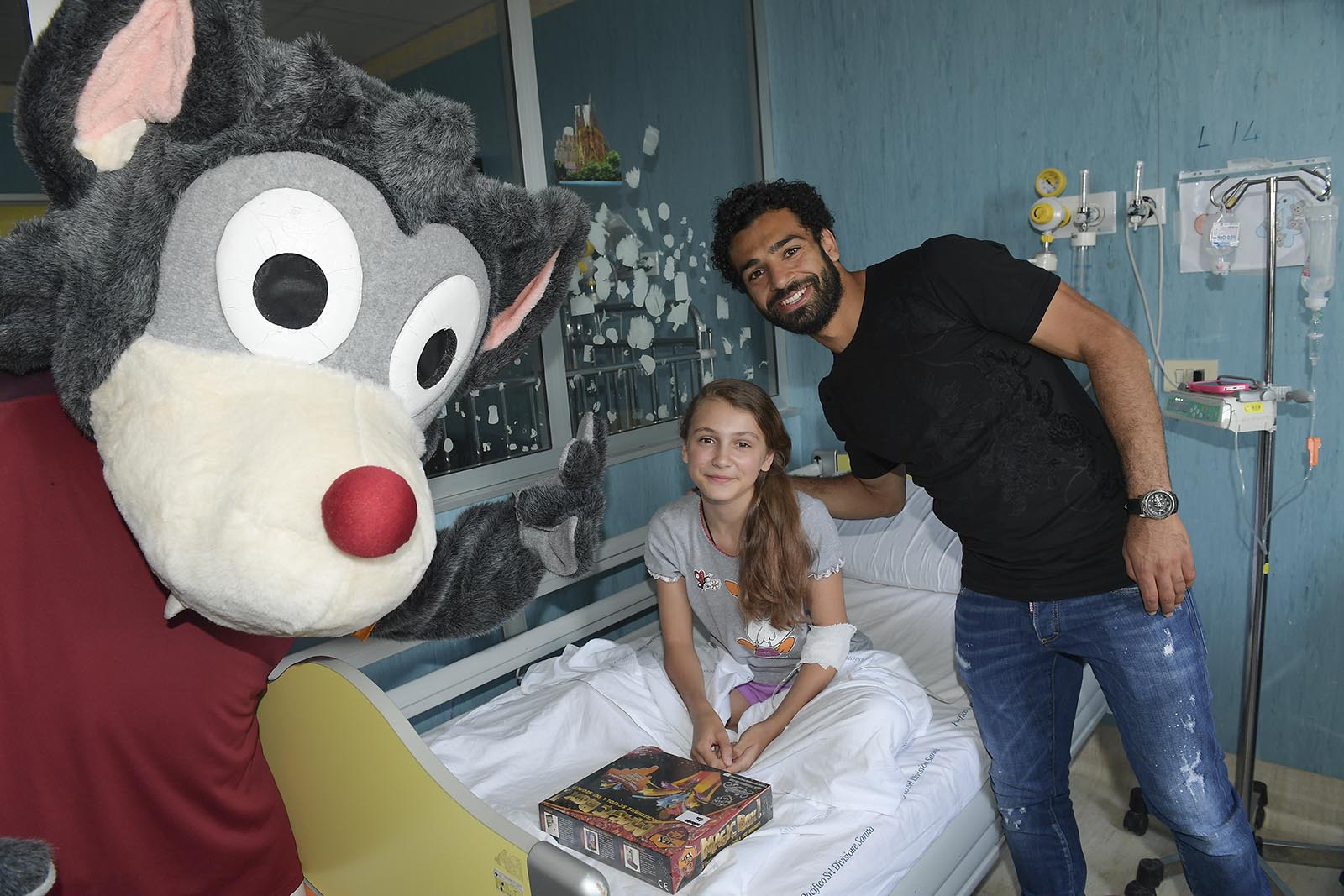 241399-محمد-صلاح-خلال-زيارته-لمستشفى-أطفال-(1)