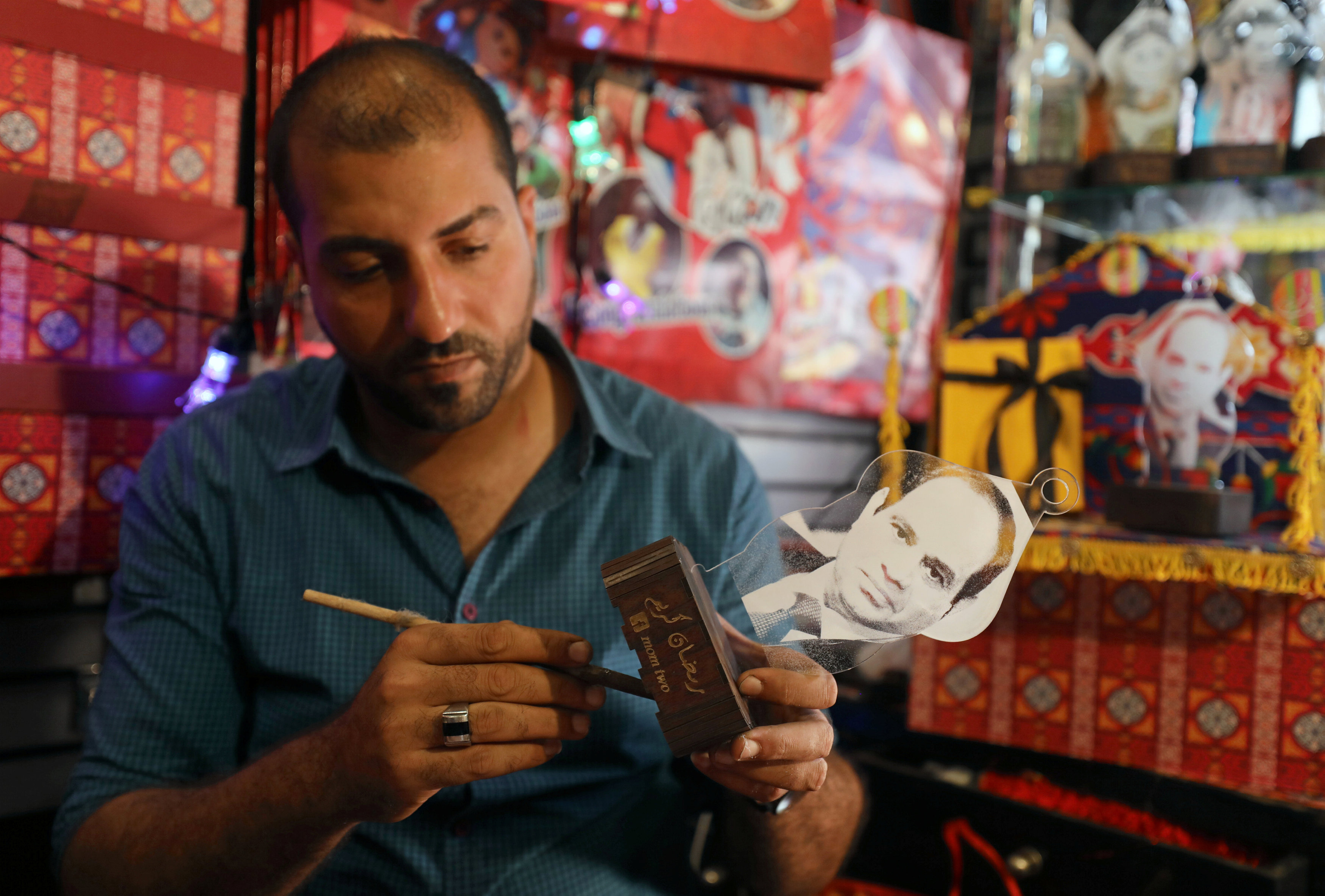 شاب مصرى يصنع فوانيس رمضان بصور المشاهير