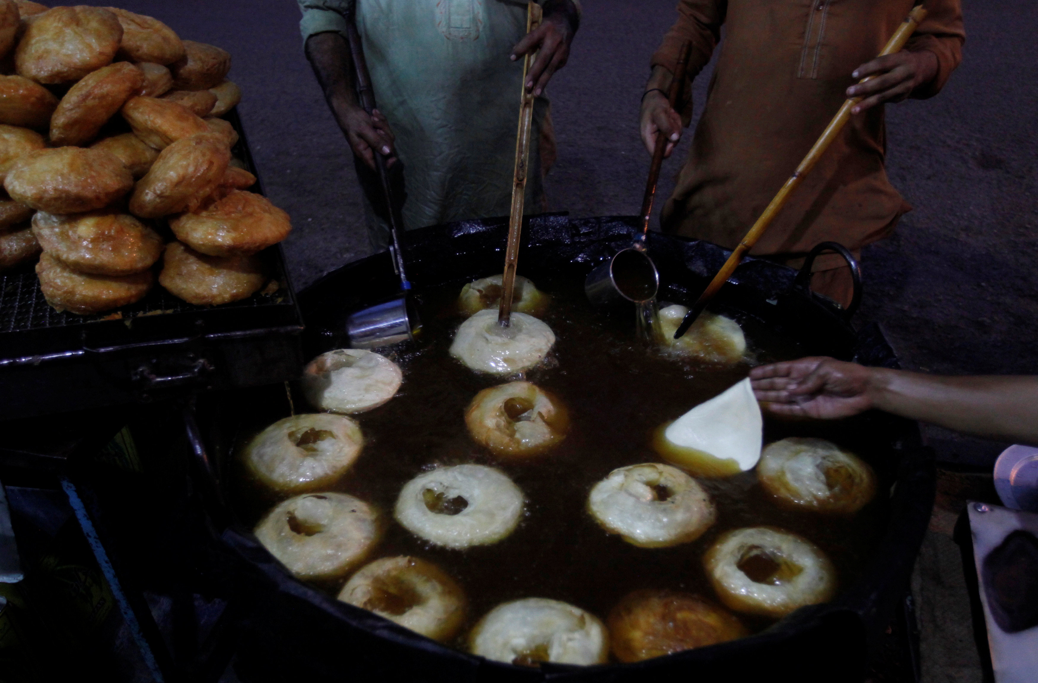 حلوى محلية فى باكستان تباع بالشهر الكريم