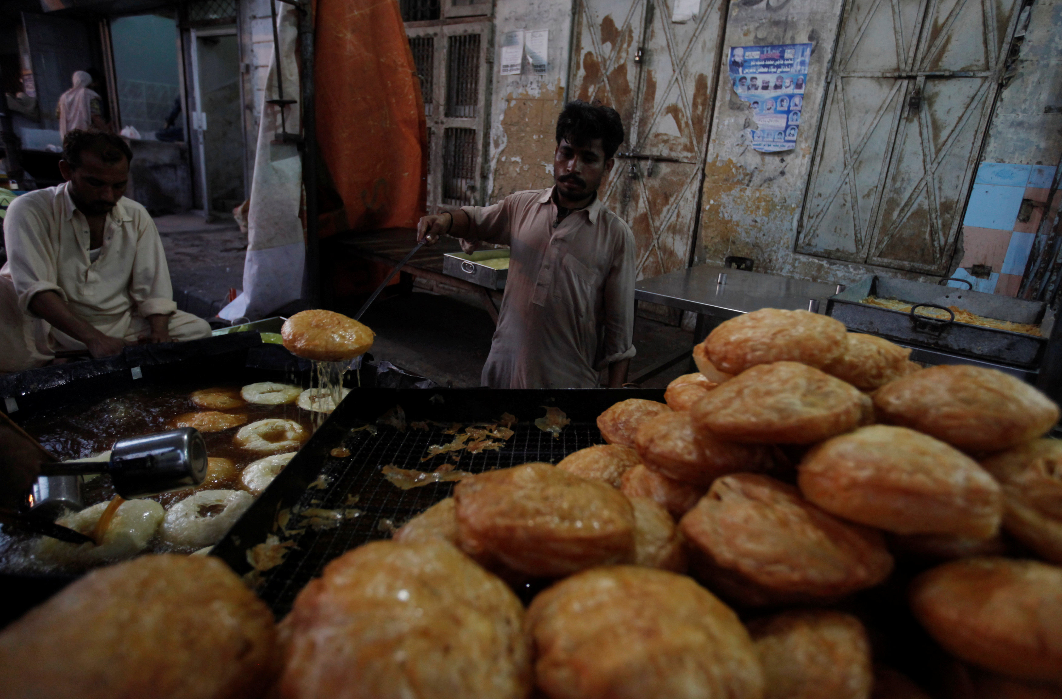 اعداد الحلوى فى باكستان لبيعها خلال شهر رمضان
