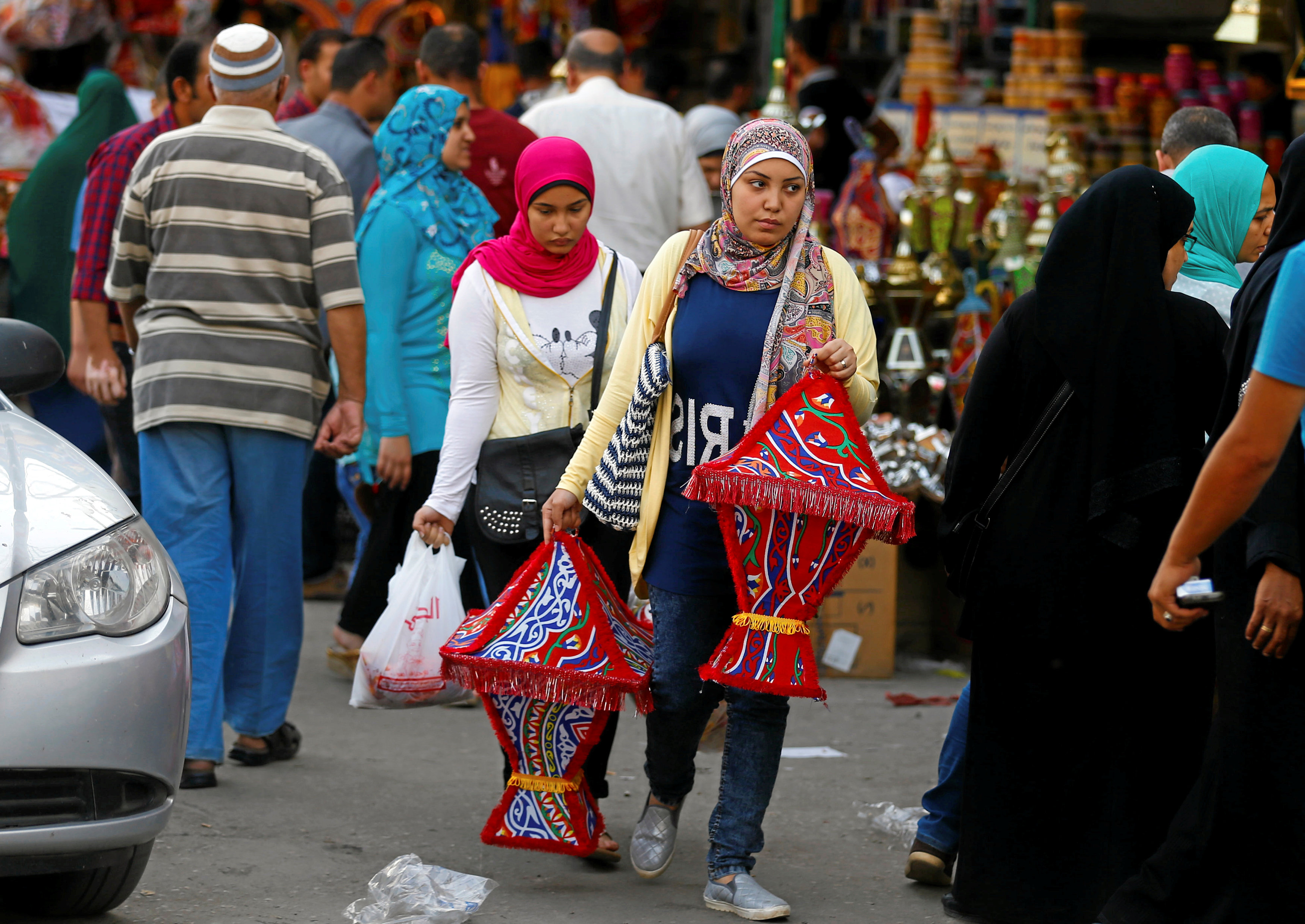سيدة تحمل فوانيس رمضان فى مصر