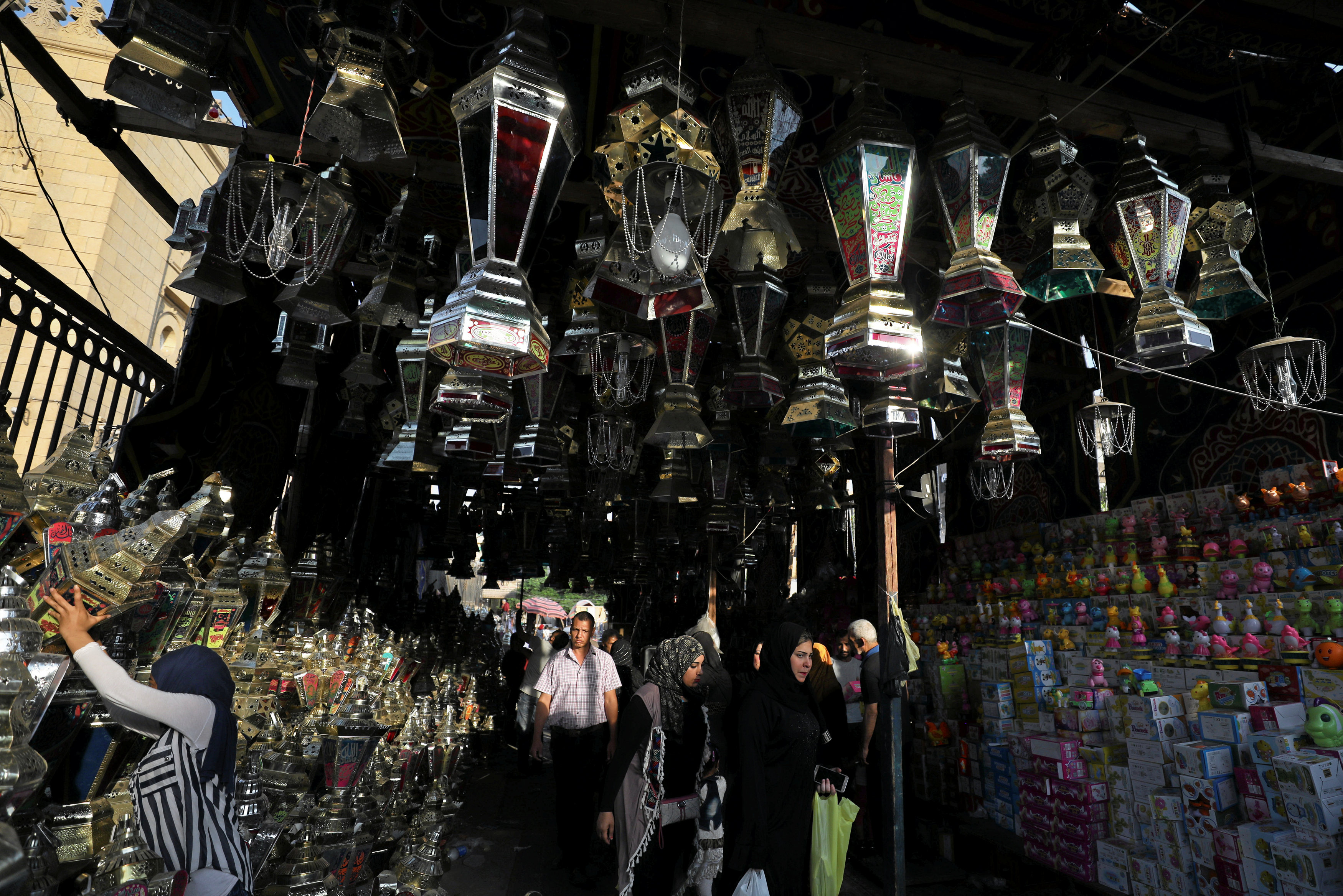 المصريون يشترون الفوانيس استعدادا لشهر رمضان