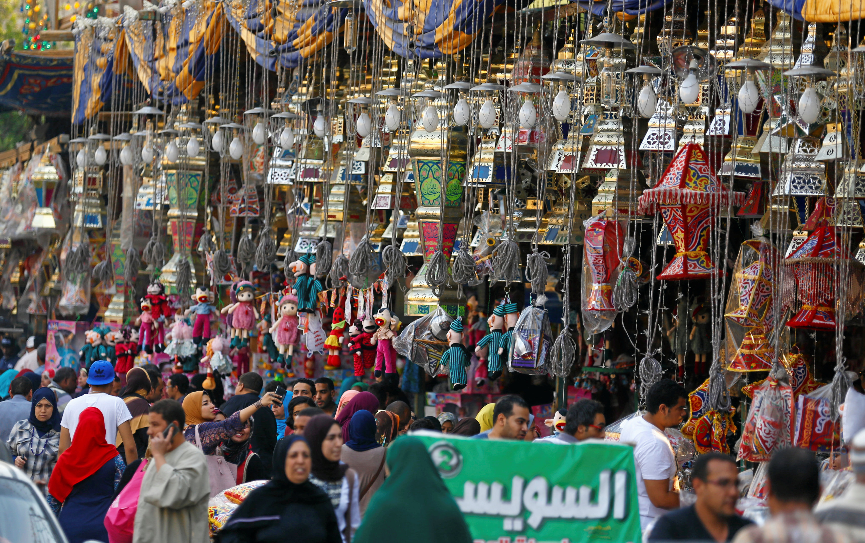 المواطنون يتوافدون على شراء الفوانيس فى مصر