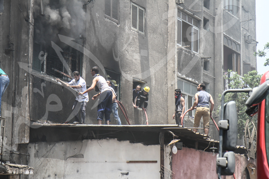 حريق بسوق الملابس في إمبابة (11)