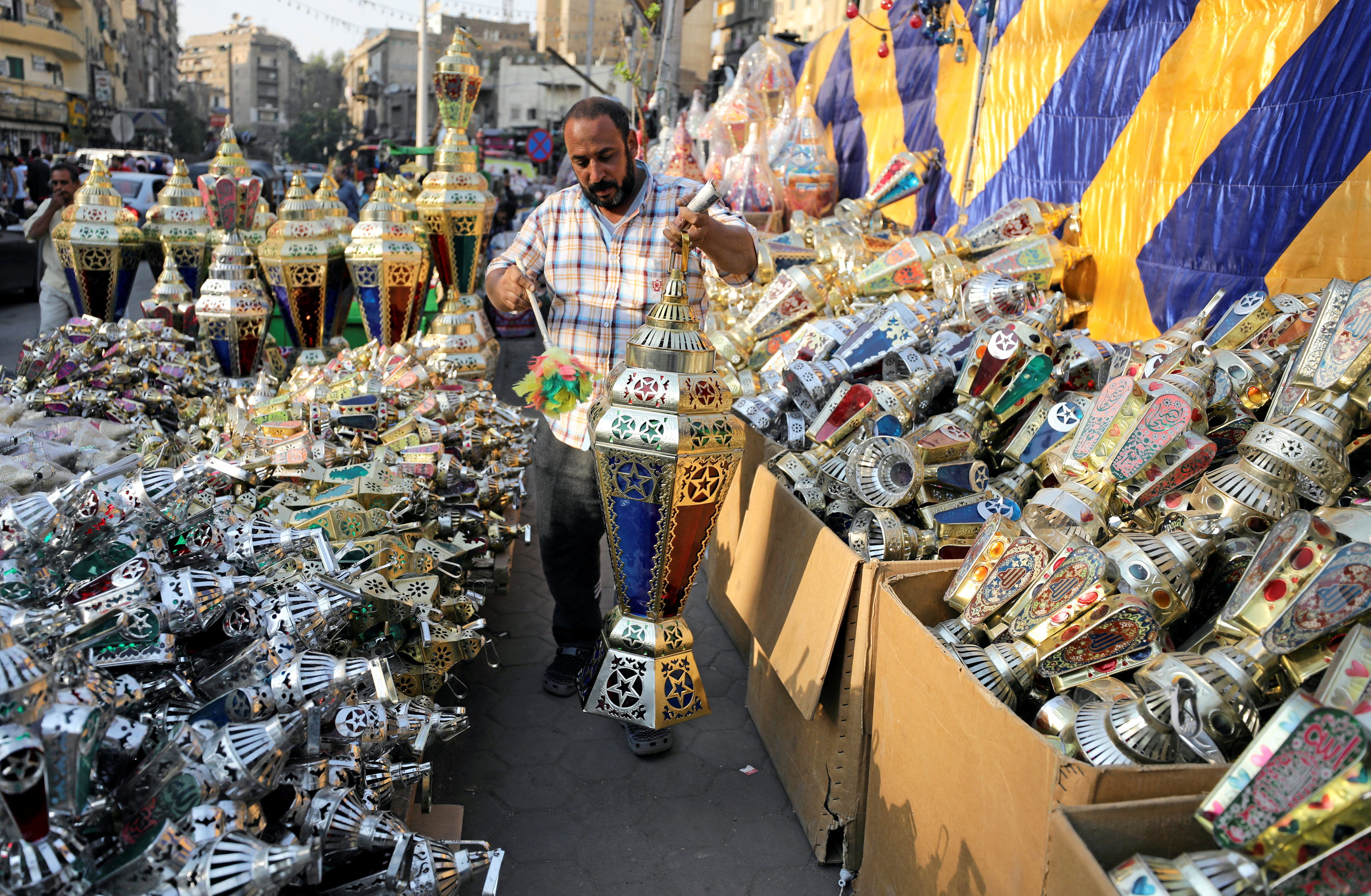 بائع فوانيس بالقاهرة ينظف بضاعته