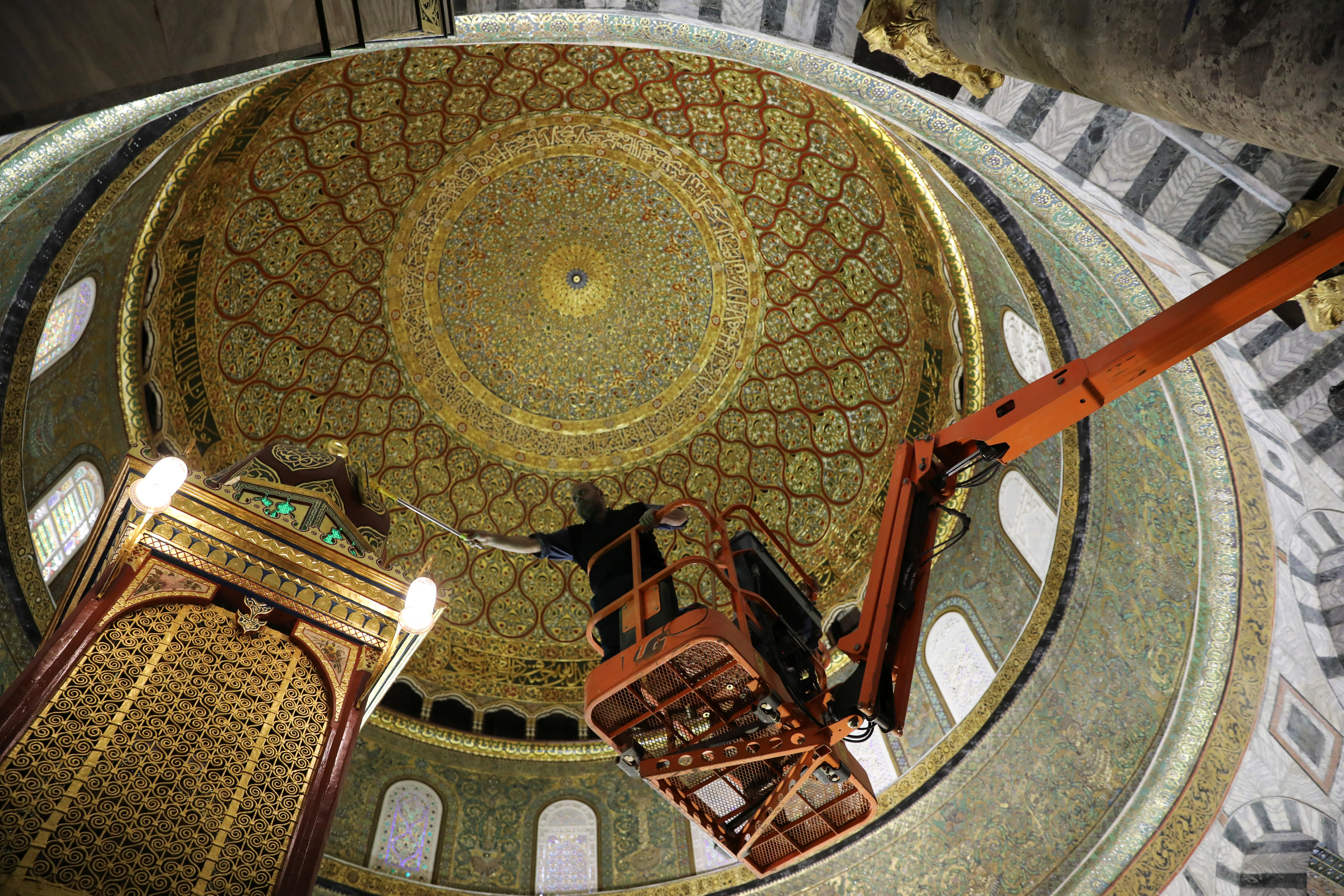 تنظيف أسقف المسجد الأقصى استعدادا للشهر الكريم