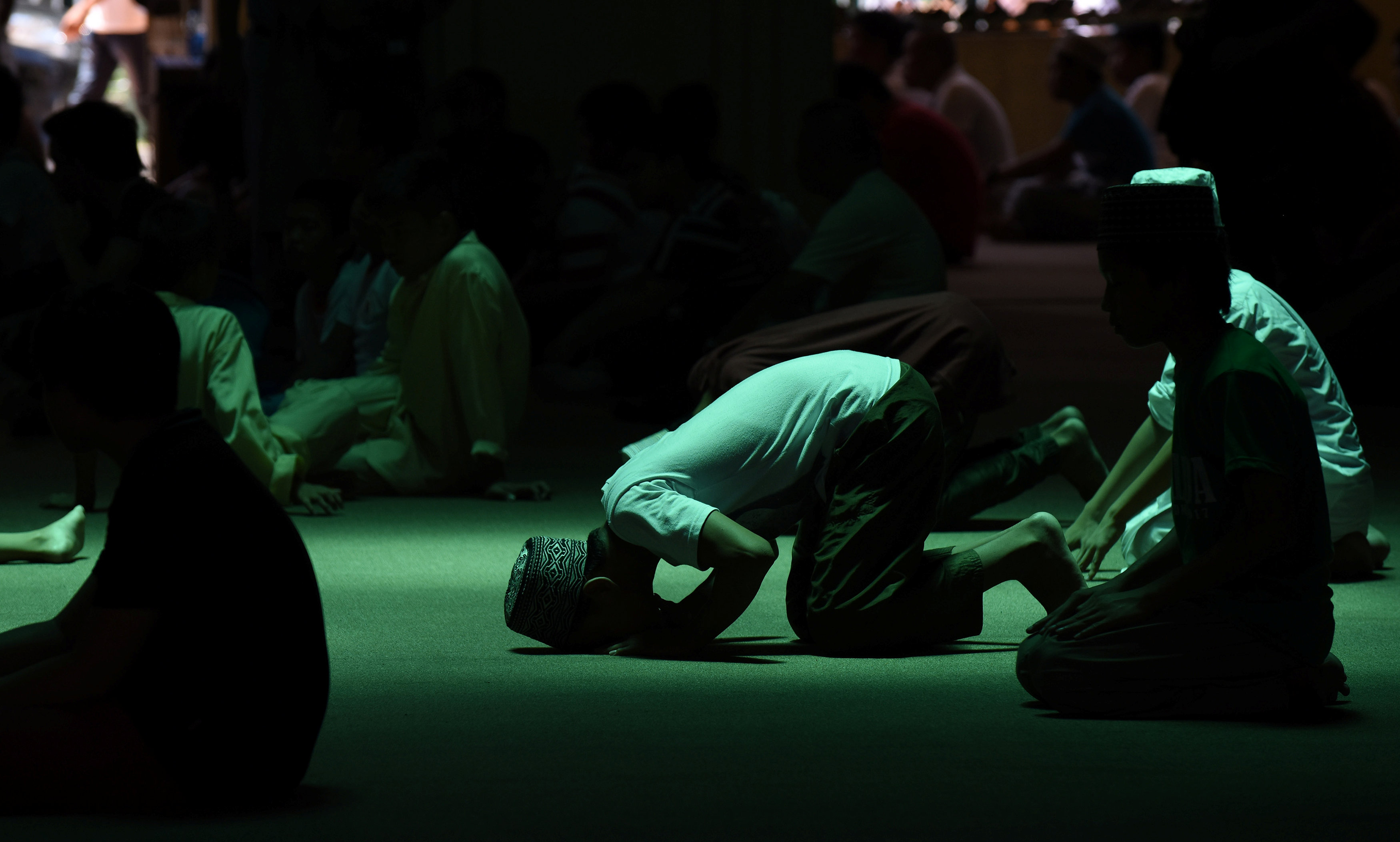 سهر المصلين للتعبد استعدادا لشهر رمضان