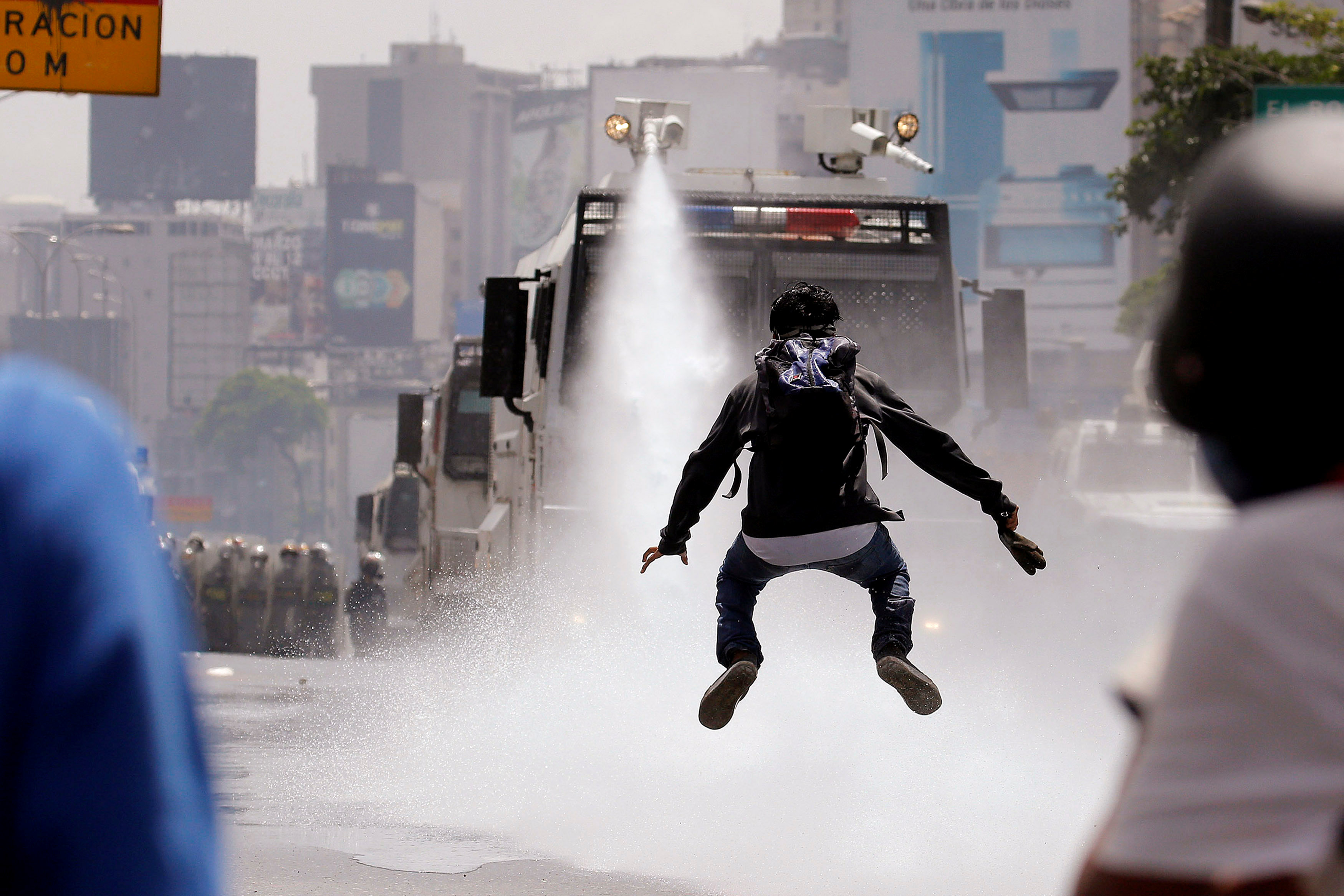 متظاهر يقفز فى الجو لتفادى مياه رجال الامن