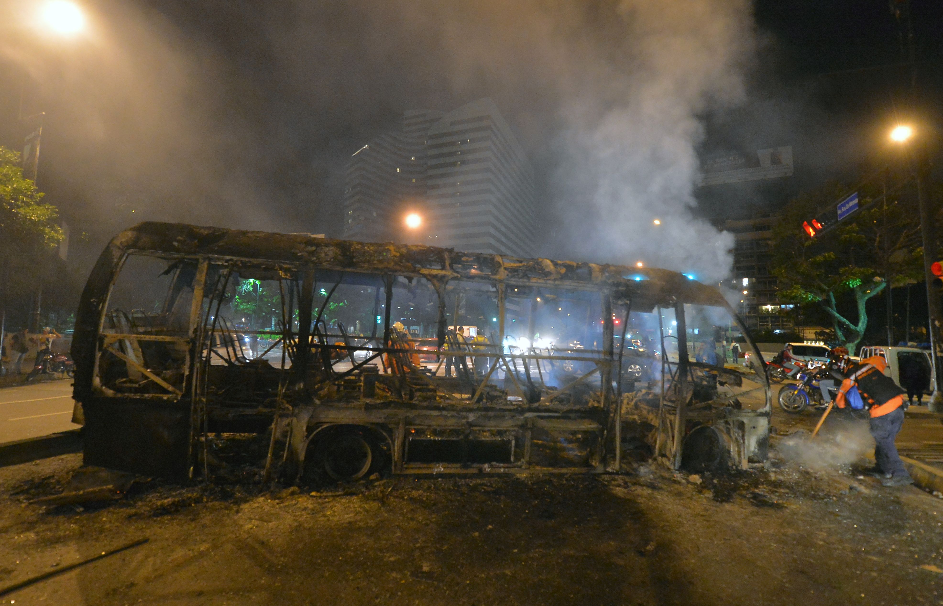 النيران تدمر حافلة فى فنزويلا
