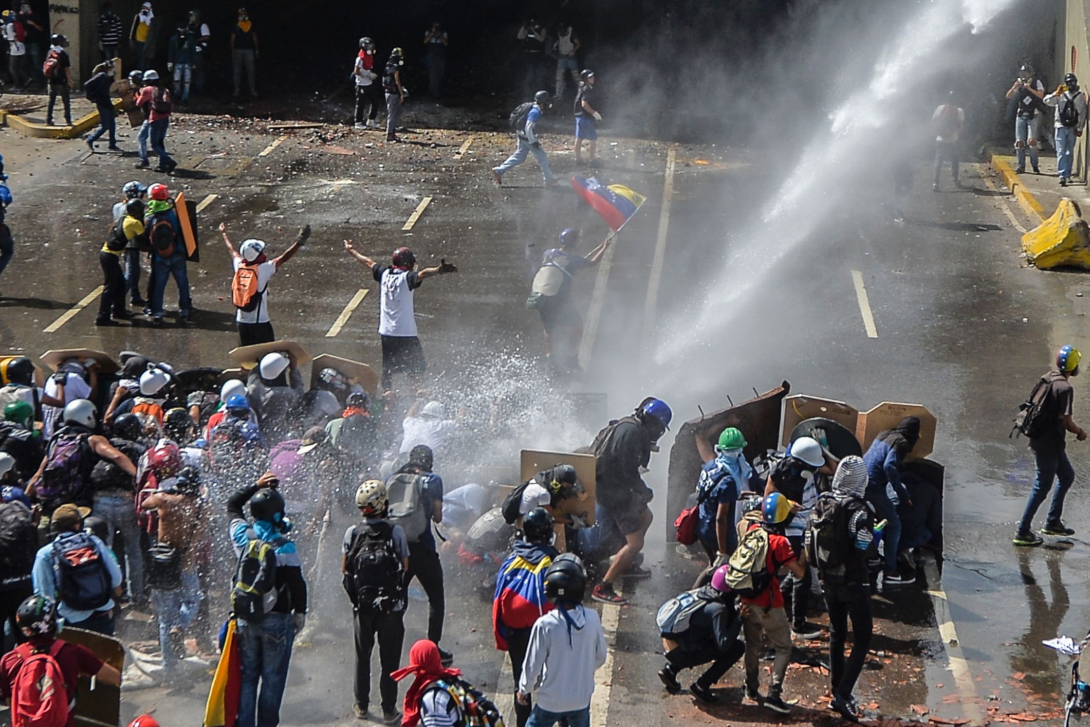 اطلاق رشاشات المياه ضد المحتجين