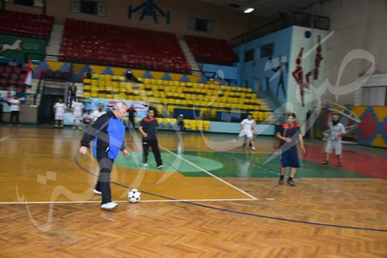 محافظ الشرقية يلعب الكرة مع الموظفين في اولي مباريات دوري المديريات (6)