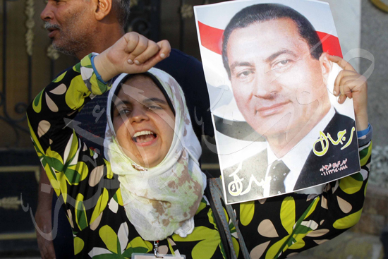 انصار مبارك امام مستشفي العسكري تصوير محمود حفناوي‎ 22-8-2013 (7) copy