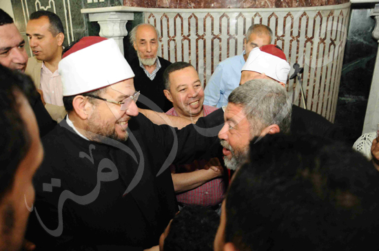 وزير الاوقاف يؤدى صلاد الجمعة  (16)