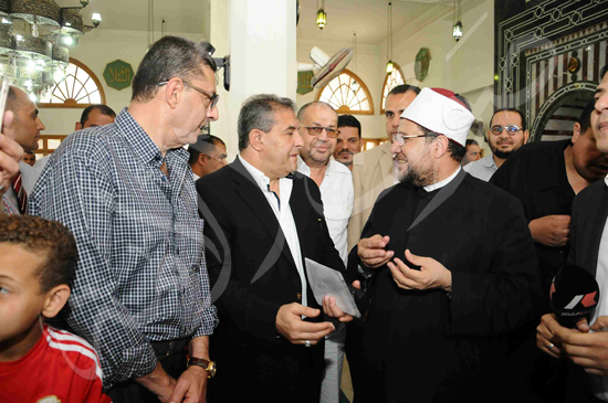 وزير الاوقاف يؤدى صلاد الجمعة  (19)