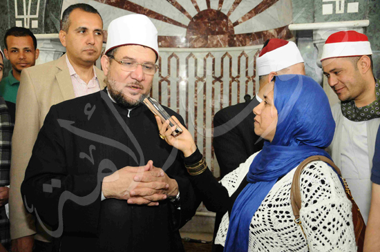 وزير الاوقاف يؤدى صلاد الجمعة  (18)