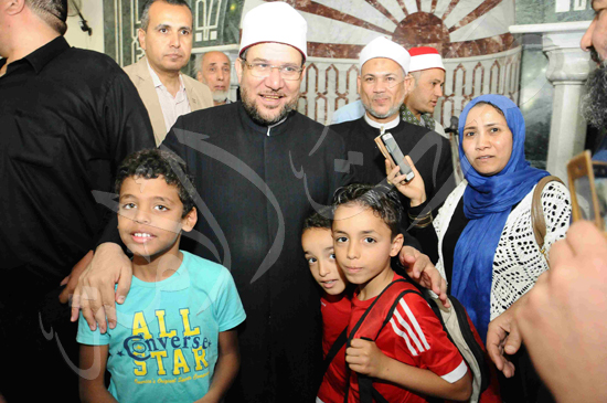 وزير الاوقاف يؤدى صلاد الجمعة  (17)