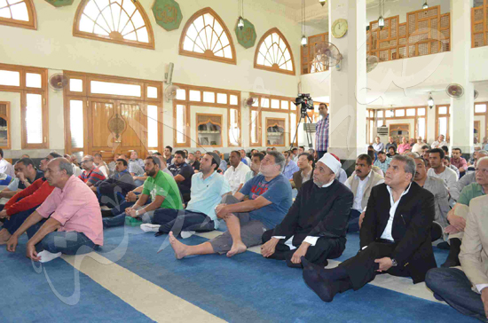 وزير الاوقاف يؤدى صلاد الجمعة  (3)