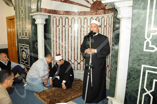 وزير الاوقاف يؤدى صلاد الجمعة  (15)