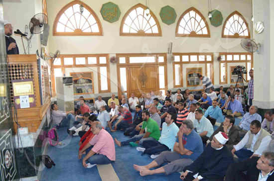 وزير الاوقاف يؤدى صلاد الجمعة  (8)