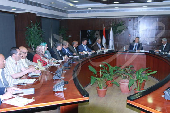 اجتماع هشام عرفات مع الشركات المنفذة لتطوير المزلقانات (6)