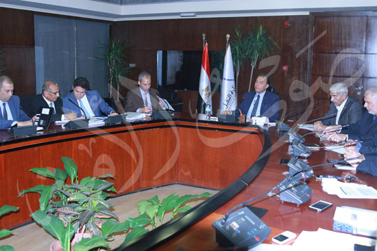 اجتماع هشام عرفات مع الشركات المنفذة لتطوير المزلقانات (1)