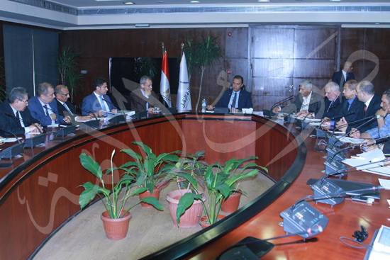 اجتماع هشام عرفات مع الشركات المنفذة لتطوير المزلقانات (2)