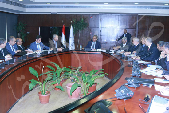 اجتماع هشام عرفات مع الشركات المنفذة لتطوير المزلقانات (4)