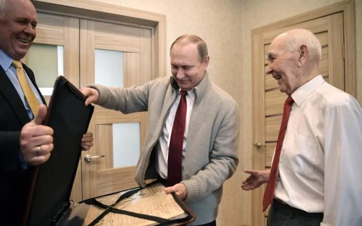 90-195146-putin-former-kgb-boss-90th-birthday-3