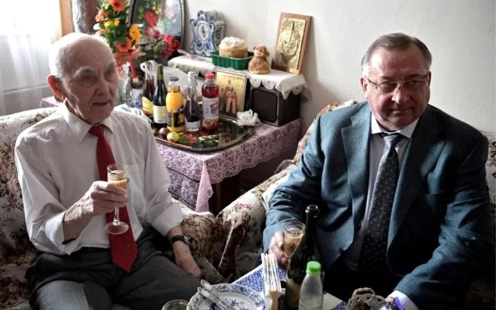 90-195146-putin-former-kgb-boss-90th-birthday-4