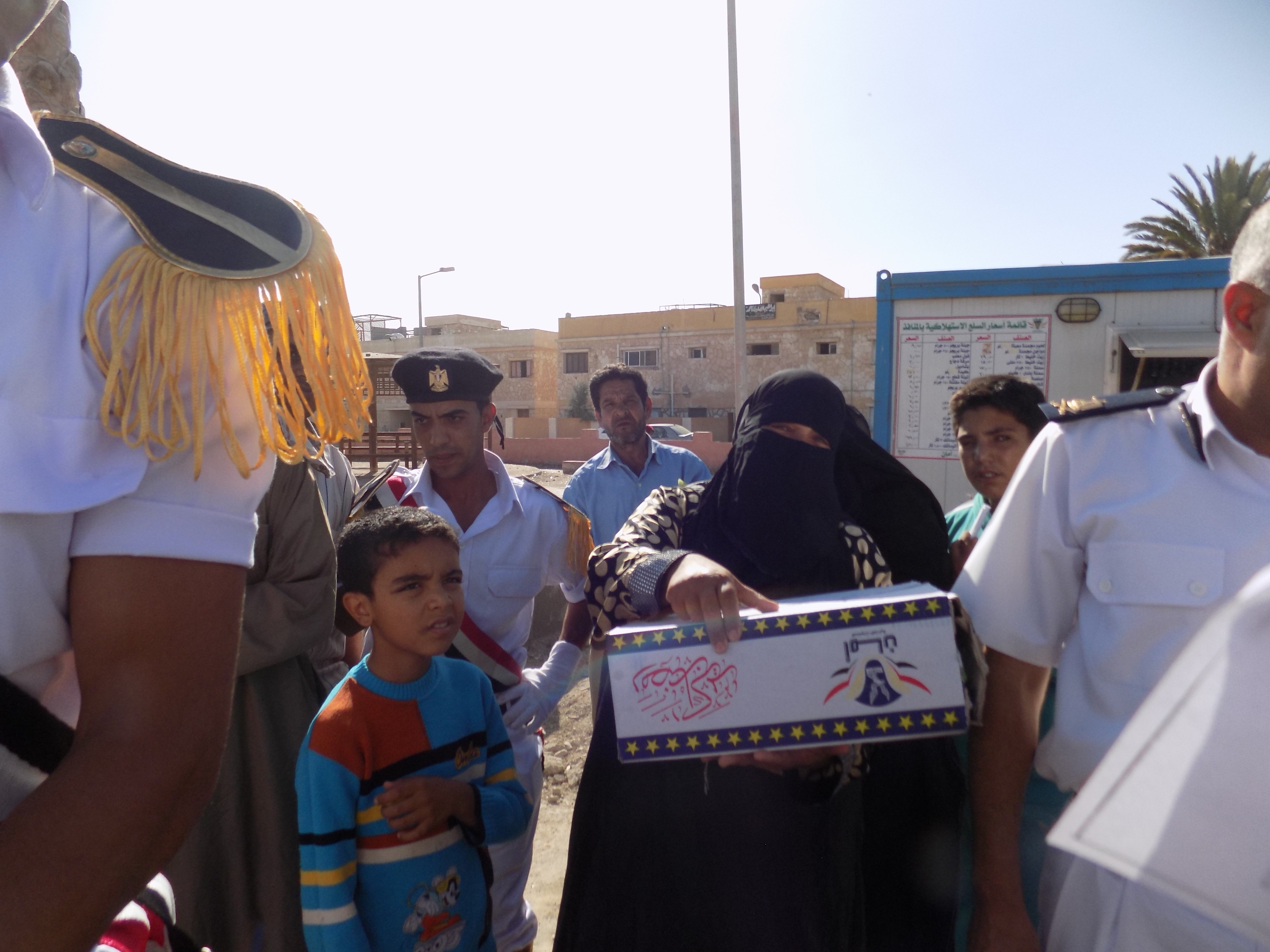 أمن جنوب سيناء يوزع 100 كرتونة رمضانية على الموطنين بطور سيناء (صور) (3)