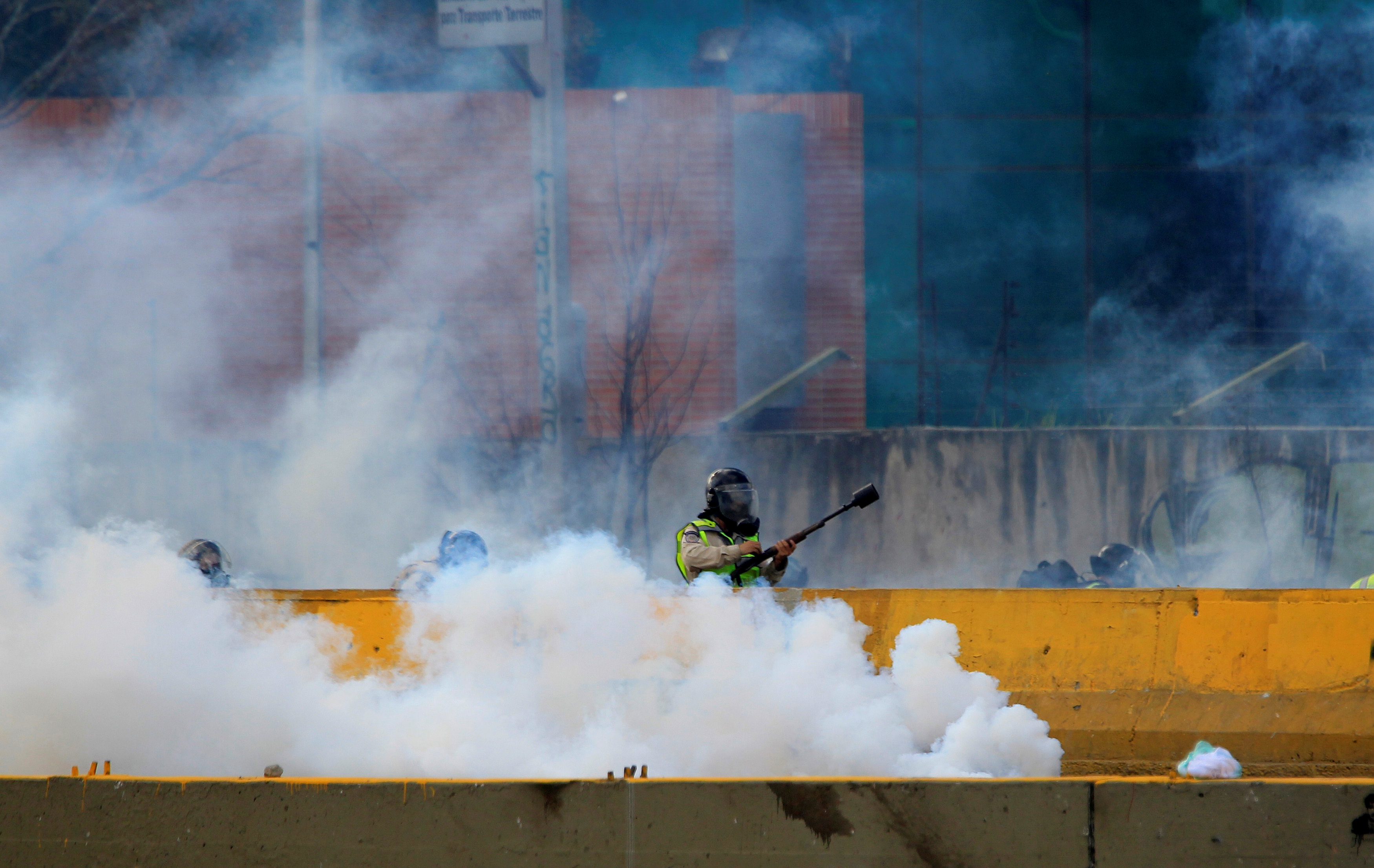 تصاعد الغاز المسيل للدموع خلال الاشتباكات