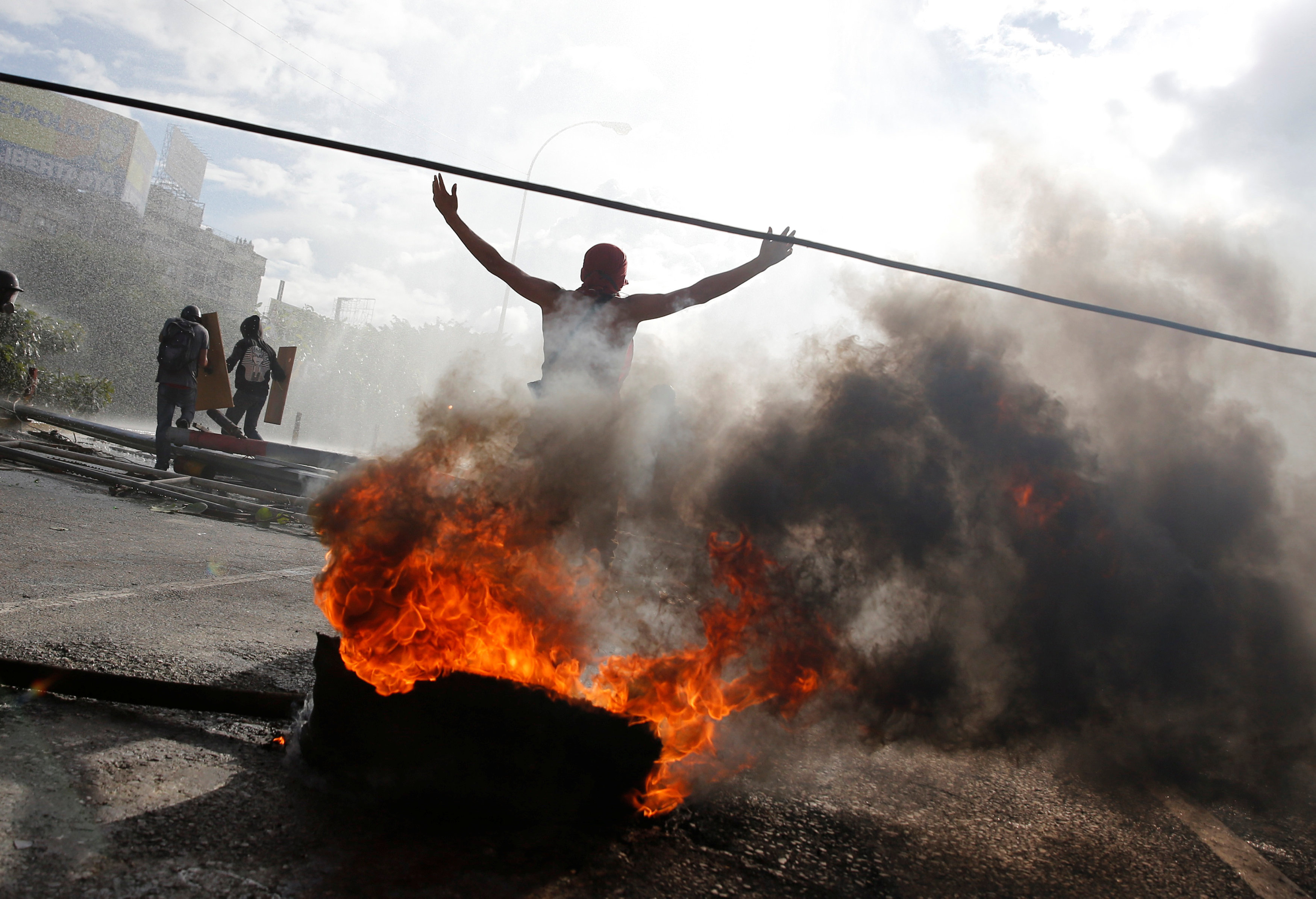 متظاهر يشعل النيران فى الكاوتشوك