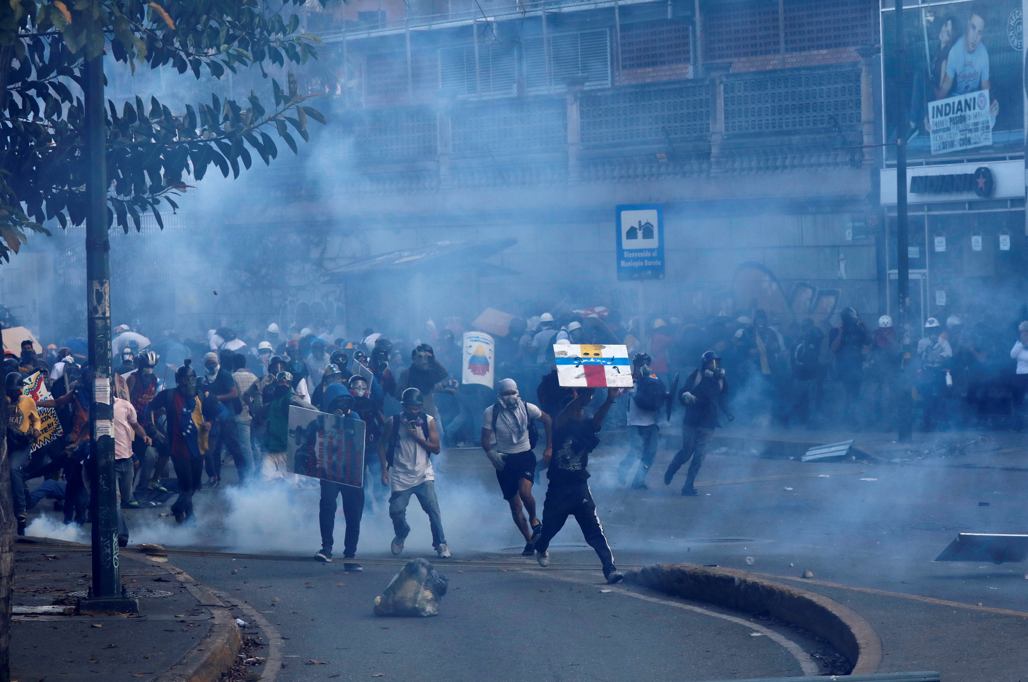جانب من العنف بين الشرطة والمحتجين فى فنزويلا