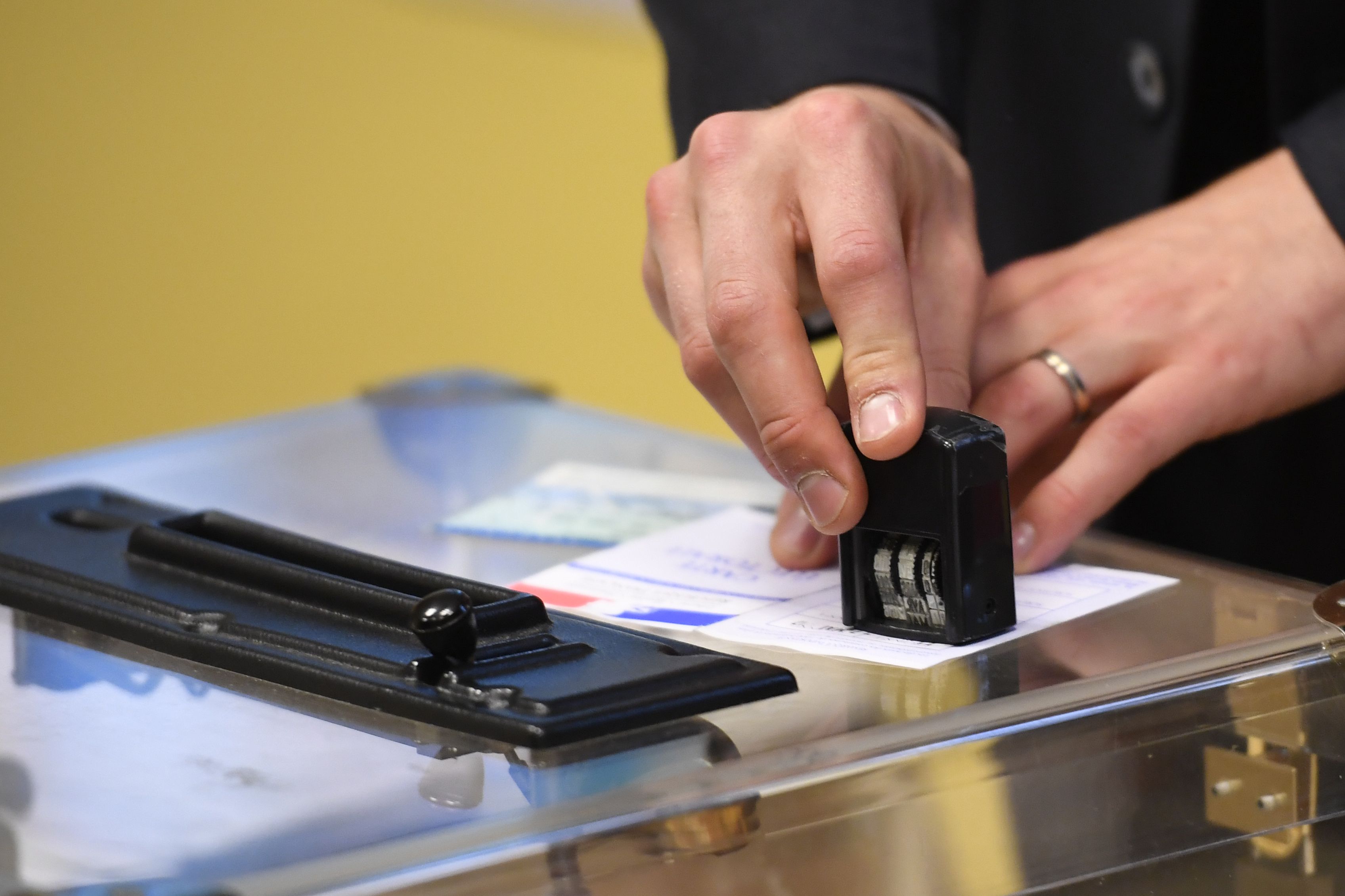 موظف يختم ورقة الاقتراع بالانتخابات الفرنسية