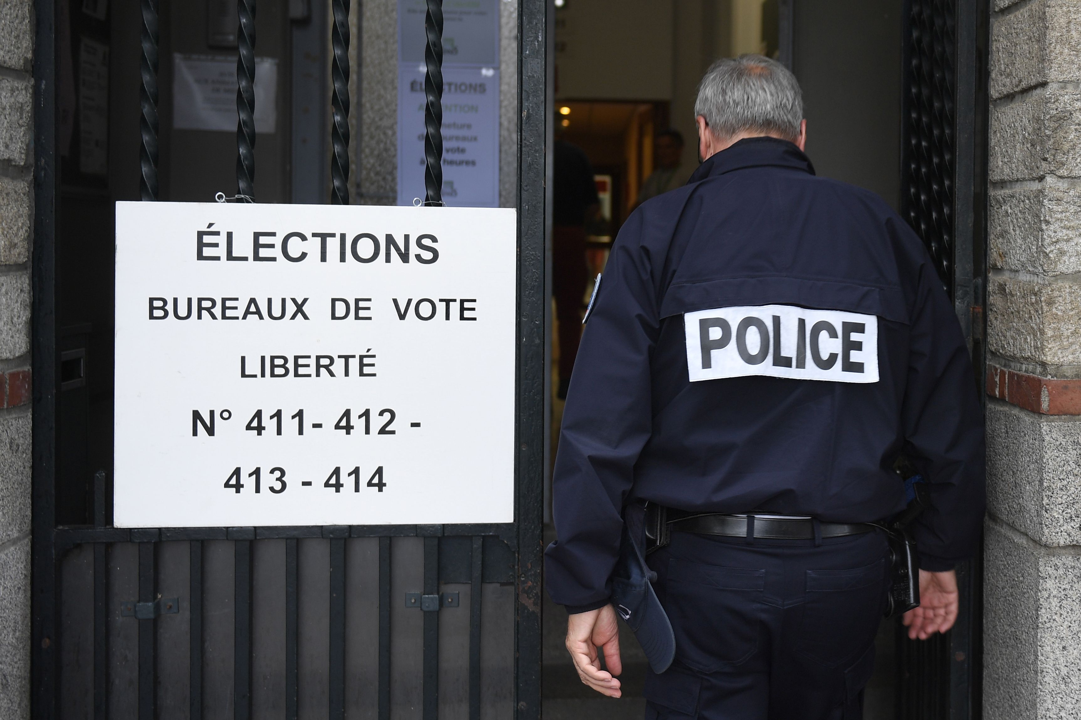 شرطى يؤمن لجنة انتخابات فى فرنسا
